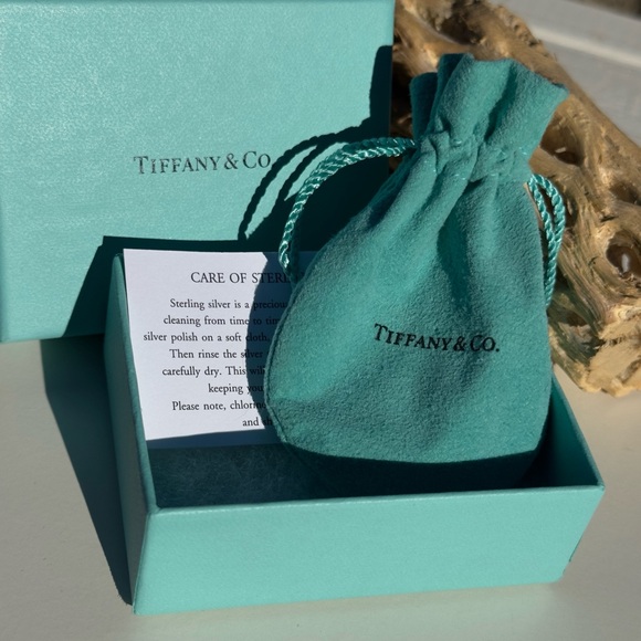 SOLD! Tiffany & Co. Return to Tiffany Silver Heart Charm Bracelet Pouch and Box - Picture 3 of 5